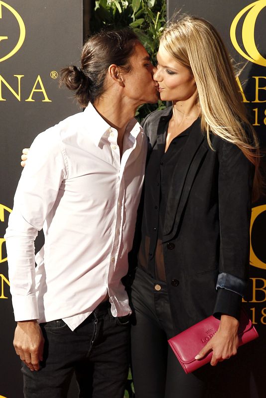 Julio José Iglesias y su novia, la modelo belga Charisse Verhaert, a su llegada a la fiesta de despedida de solteros que ofrecieron a sus amigos el pasado jueves en Madrid