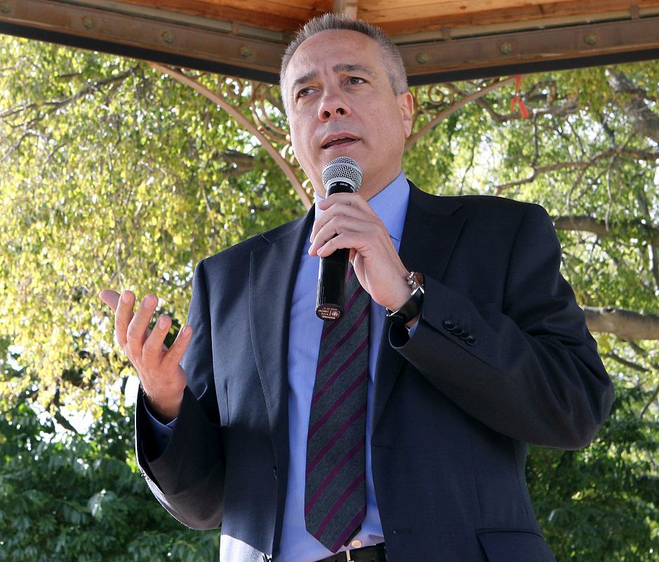 El candidato del PSC, Pere Navarro, interviene en el Speaker's Corner organizado por un diario