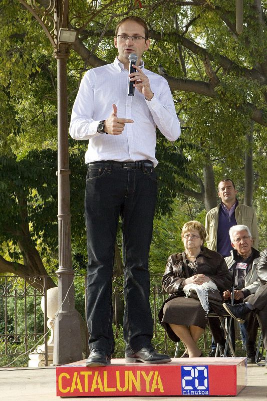 El candidato de ICV-EUiA, Joan Herrera, participa en el Speaker's Corner organizado por un diario