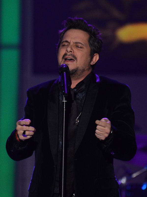 Alejando Sanz canta en homenaje a Caetano Veloso.