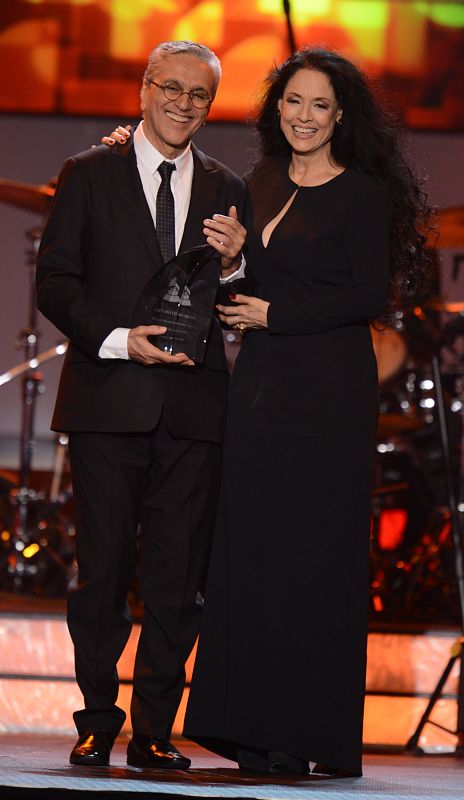 Y sobre el escenario, el homenajedo: Caetano Veloso