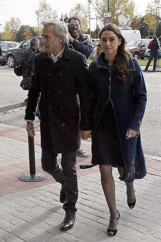 Imanol Arias, y su novia, Irene Meritxell, a su llegada hoy, al tanatorio La Paz