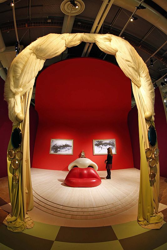 Otra perspectiva de la sala 'Rita Mae West' de la exposición Dalí, que ofrece el centro Pompidou de París