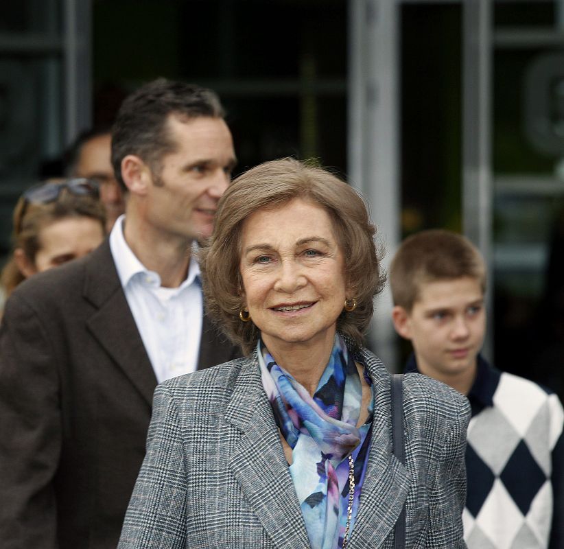 La reina, la infantas y Urdangarin visitan al rey