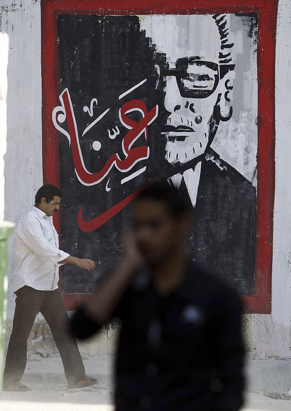 Retrato del novelista egipcio y Premio Nobel de Literatura Naguib Mafuz, cuyas novelas reflejaban la vida de los cairotas. moud street in Cairo