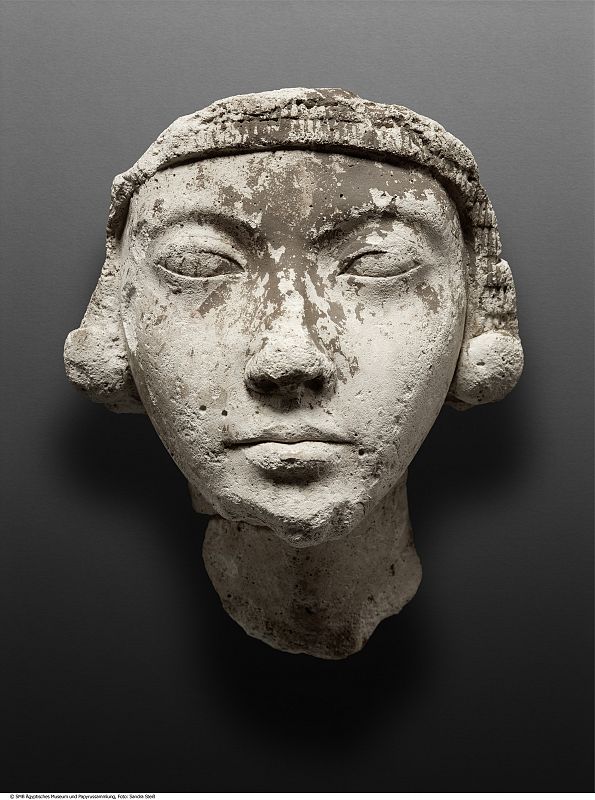 mpresión de rostro de una estatua femenina, 18 dinastía, 1351-1334 AC, © Staatliche Museen zu Berlin, Photo: Sandra Steiß