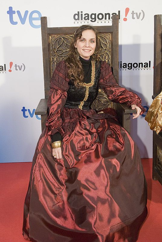 Los actores de 'Isabel' con los fans