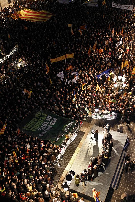 MILES DE PERSONAS SE CONCENTRAN A FAVOR DE LA ESCUELA EN CATALÁN EN BARCELONA