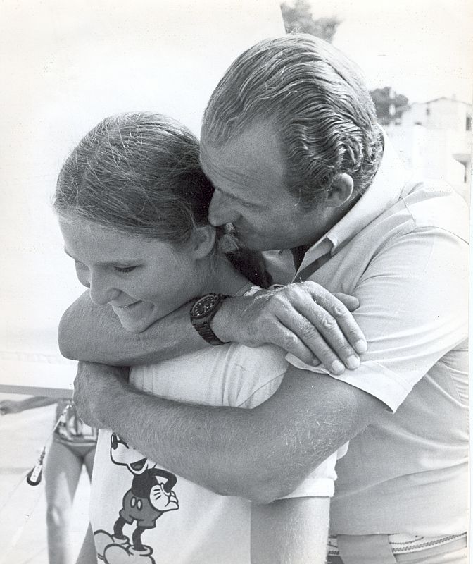 Don Juan Carlos abraza a la infanta Elena en sus años de adolescencia.