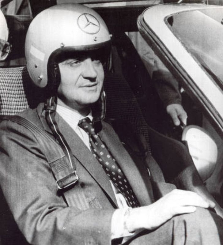 El rey, al volante de un Mercedes durante su visita a la factoría Daimler Benz.