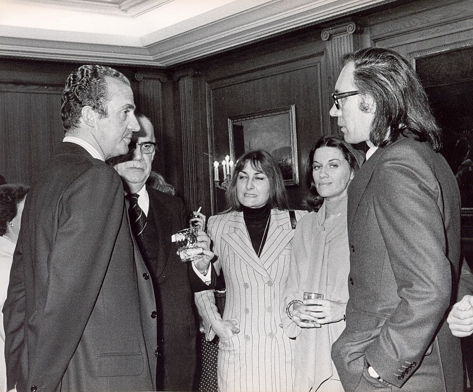 El rey, durante una audiencia con los escritores Camilo José Cela, Natalia Figueroa y Paco Umbral.