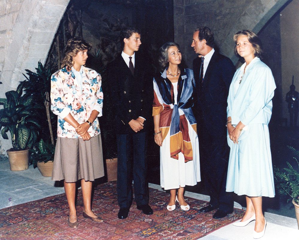 Los reyes de España con sus hijos en una imagen de 1988.