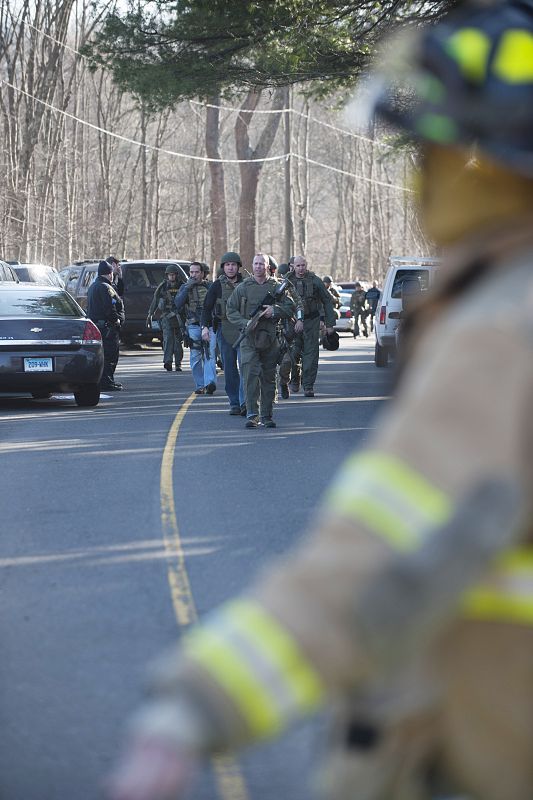 Un grupo de policía se dirige hacia la escuela primaria de Newtown