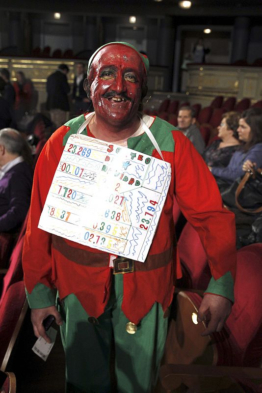 Hasta el Teatro Real han llegado personas de toda la geografía española para ver el Sorteo de la Lotería de Navidad 2012.