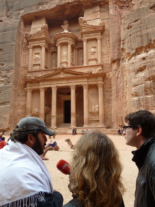 Grabando ante la imponente fachada de El Tesoro de Petra