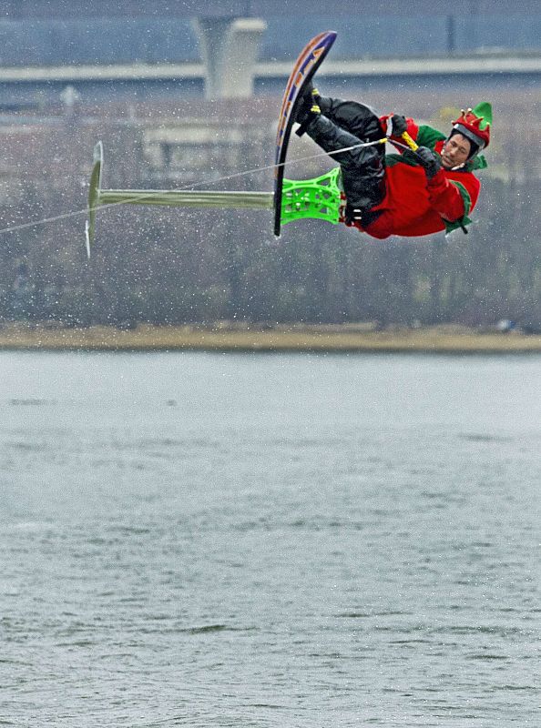 Un "elfo" durante una exhibición de patinaje acuático en el río Potomac, cerca de Washington, EE.UU.