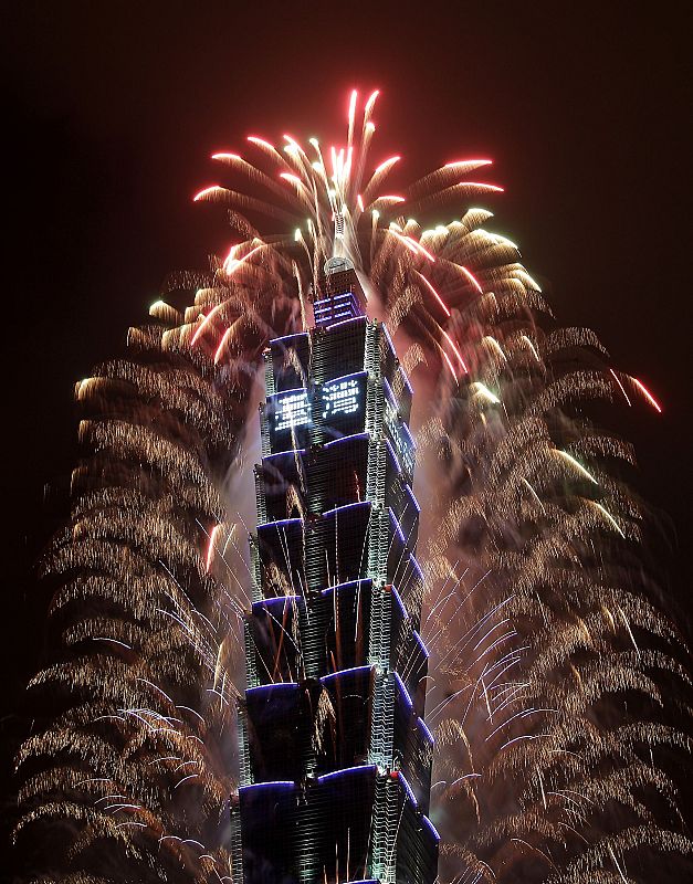 Fuegos artificiales en el rascacielos Taipei 101 para recibir el 2013