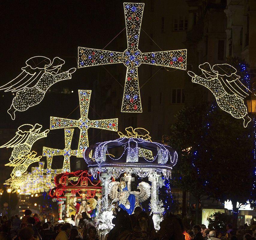 Los Reyes Magos en sus carrozas en Oviedo