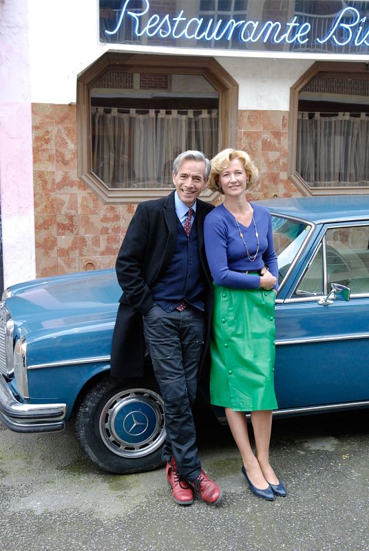 Antonio y Merche ante el bar de Miguel