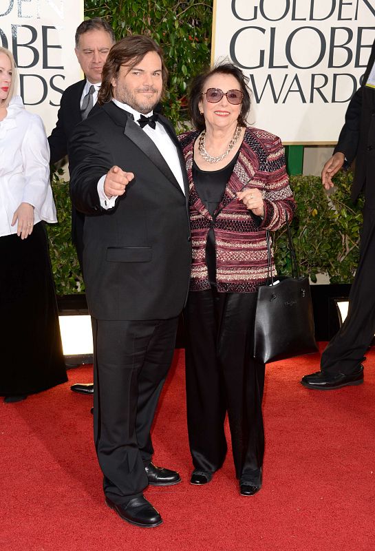 El actor Jack Black llega a los Globos de Oro acompañado de su madre.