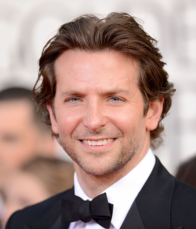 El actor Bradley Cooper entrega el premio a mejor actor secundario de cine