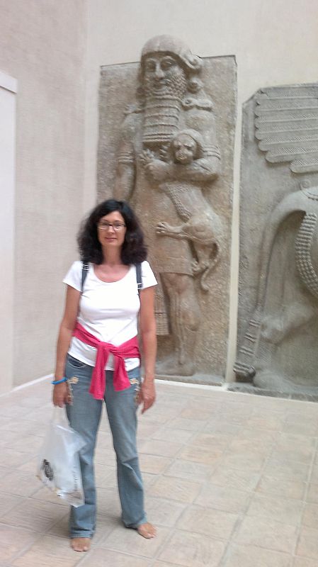 Descalza en el Louvre