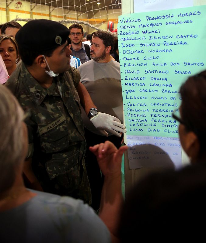 A la entrada del gimnasio, una interminable lista de nombres de fallecidos, actualizada a cada rato, recibe a los visitantes y daba la medida de la magnitud de lo ocurrido.