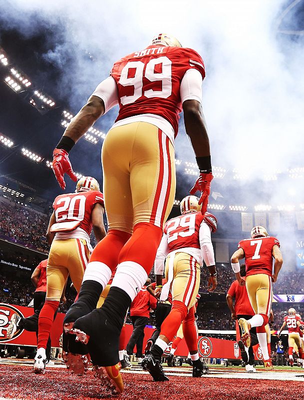 Los San Francisco 49ers saltan al campo