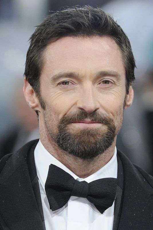 El actor australiano Hugh Jackman muy elegante a su llegada a los Premios Bafta en Londres.