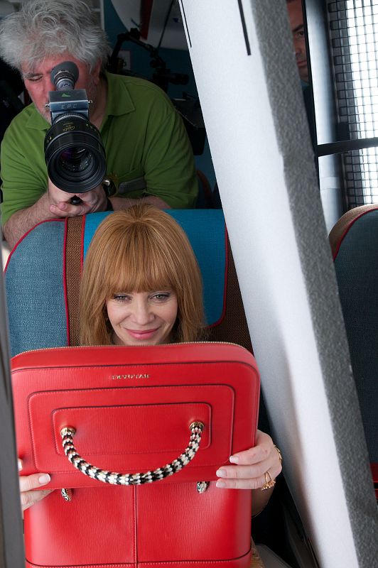 Pedro Almodóvar dirigiendo a Cecilia Roth en una escena de 'Los amantes pasajeros'