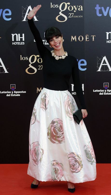 Maribel Verdú, nominada como mejor actriz por su papel en 'Blancanieves', ha optado por un modelo de Raf Simons para Dior, con una original falda con motivos floreados en blanco roto.