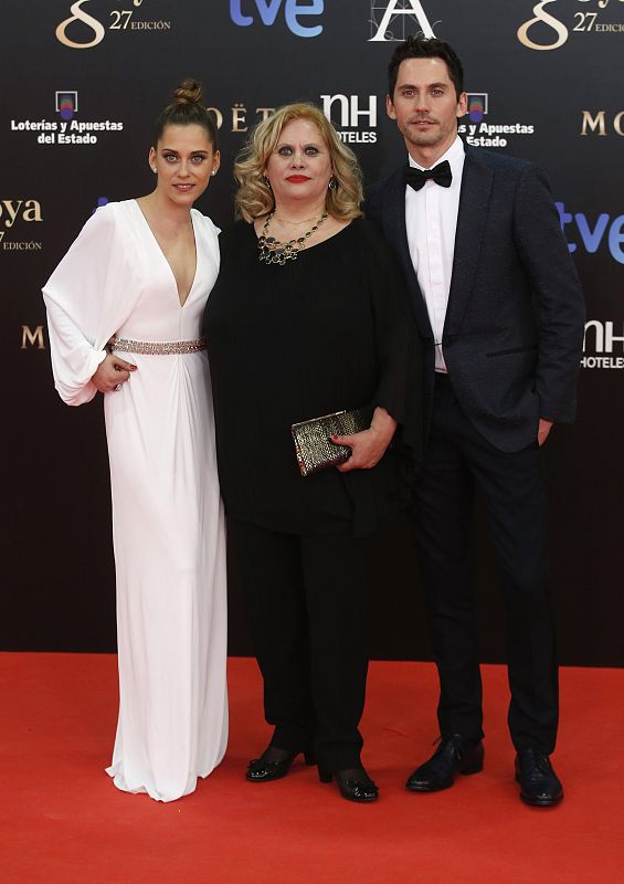 Maria León, de Gucci, ha posado acompañada por su madre Carmina, nominada a actriz revelación, y su hermano Paco León, aspirante a director revelación.