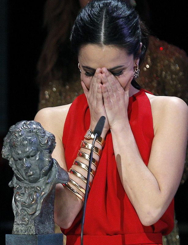 Guapísima y emocionadísima, Macarena García recibe el Goya a la Mejor Actriz Revelación por su papel en 'Blancanieves'