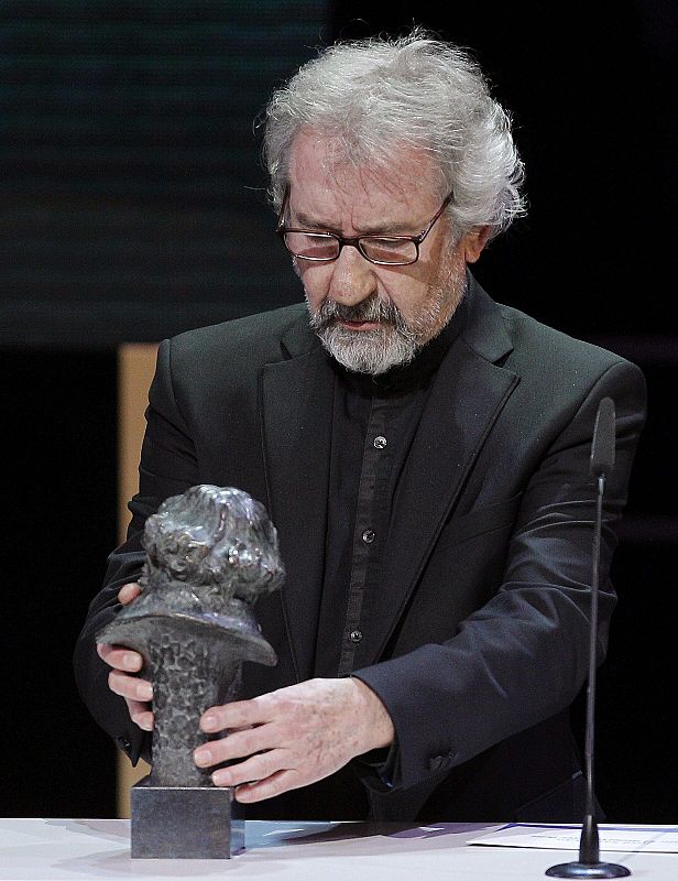 José Sacristán, a sus 75 años, recibe el primer Goya de su carrera. Mejor Actor por 'El muerto y ser feliz'