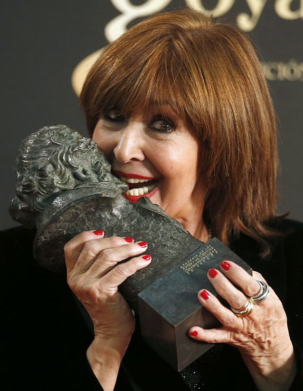 Concha Velasco posa en el photocall mordiendo el primer 'cabezón' de su carrera, el Goya Honorífico.