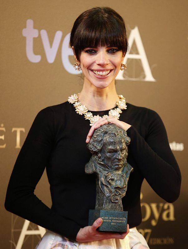 Maribel Verdú exhibe sonrisa y Goya a la Mejor Actriz en el photocall, tras recibir el segundo galardón de su carrera.