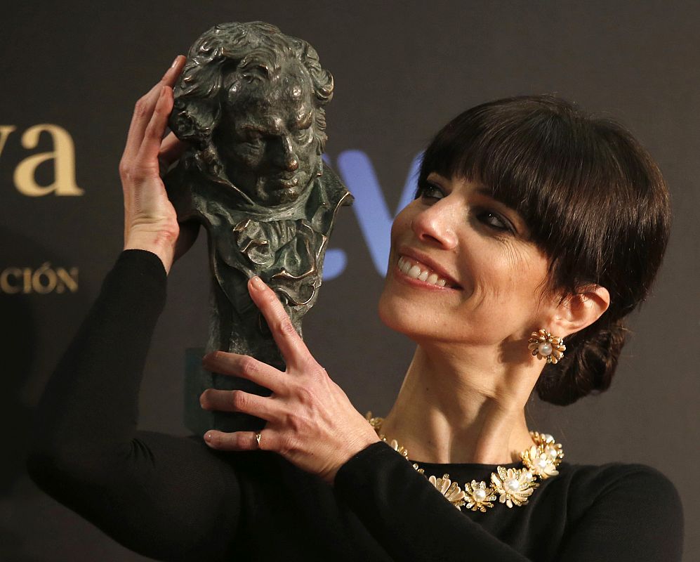 Maribel Verdú posa radiante con su Goya a la Mejor Actriz por 'Blancanieves'