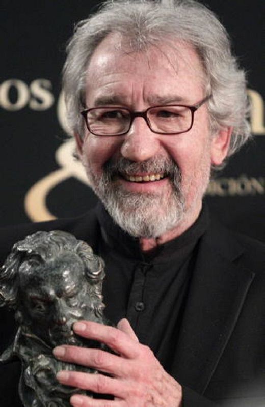 José Sacristán, feliz tras recibir el Goya a la mejor interpretación masculina protagonista, por su papel en 'El muerto y ser feliz'.