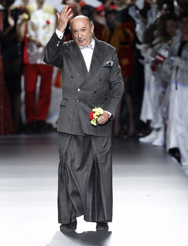 El diseñador Francis Montesinos, con chaqueta cruzada y falda-pantalón, saluda después de su desfile.