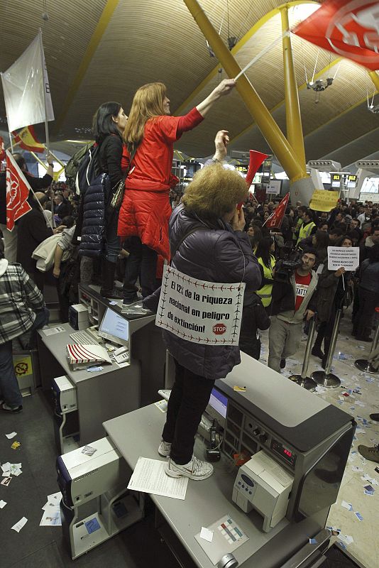 Un grupo de concentrados subidos en los mostradores de facturación de British Airways