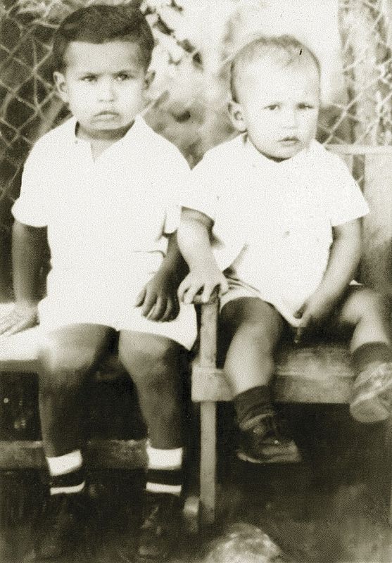 Fotografía de Hugo Chávez en su infancia, junto a su hermano Adán, en su pueblo natal, Sabaneta.