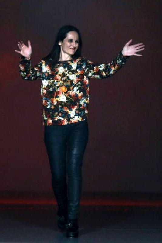 La diseñadora Ana Locking saluda tras el desfile de su colección en la pasarela MB Madrid Fashion Week