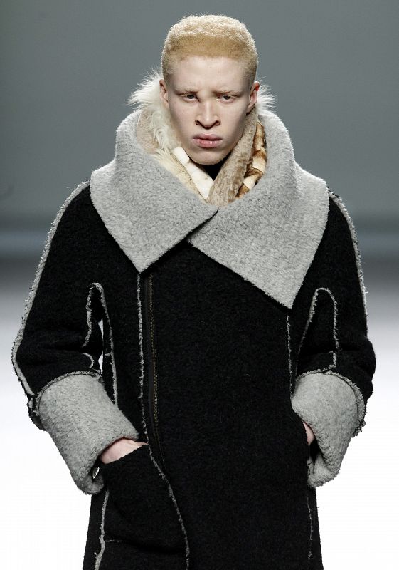 Shaun Ross, el conocido modelo albino, con uno de los diseños de Etxeberria