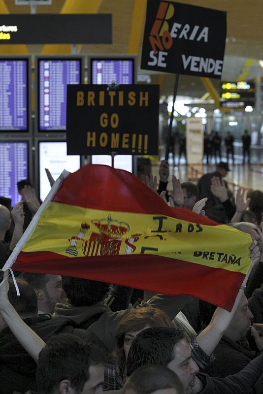 Algunos trabajadores han portado banderas españolas en la que se veían lemas contra IAG