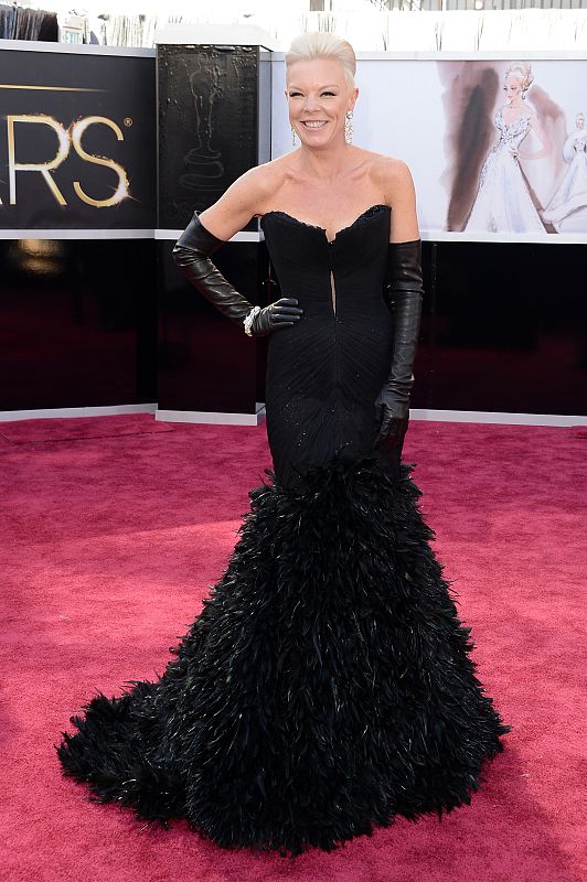 Fiel al negro, la estrella televisiva Tabatha Coffey ha lucido plumas sobre la alfombra roja de los Oscar 2013.