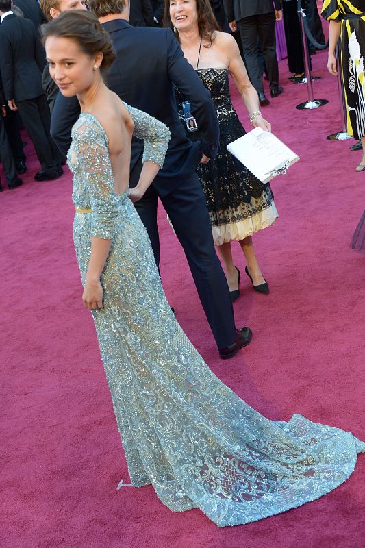 Con pedrería y en verde agua lucía su vestido joya la actriz sueca Alicia Vikander.