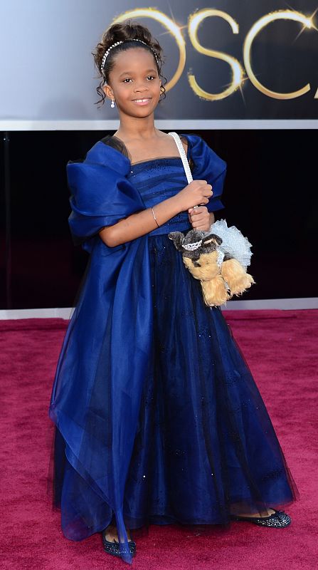 Quvenzhané Wallis, la pequeña nominada a mejor actriz por su papel en 'Django Desencadenado', ha elegido un modelo de gasa azul.