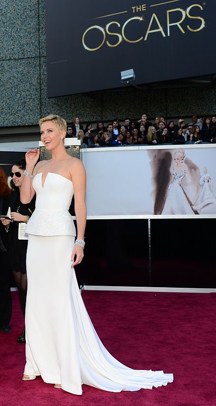 Con un pelo cortísimo, la sudafricana Charlize Theron ha acaparado todas las miradas con un espectacular vestido blanco de Dior, firma de la que es imagen.