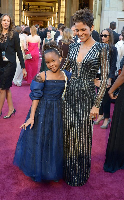 La niña de 'Dyando Desencadenado', Quvenzhané Wallis, que opta al oscar a mejor actriz, posa con Halle Berry a su llegada  la gran gala del cine estadounidense.