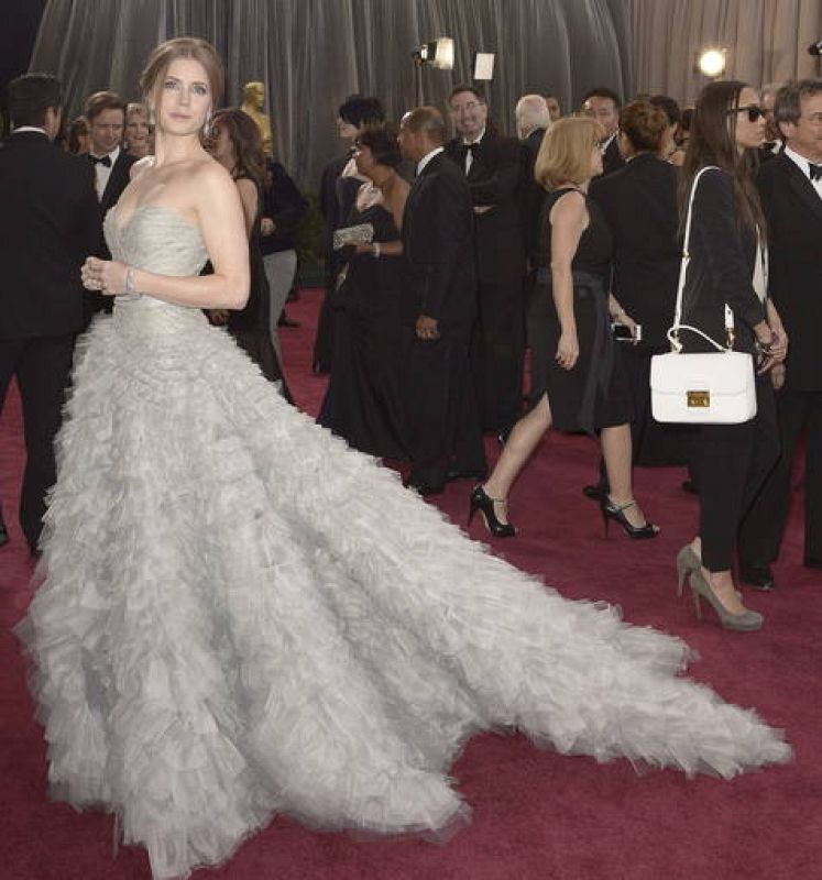 Maravilloso el Oscar de la Renta de Amy Adams, en azul pastel y con falda de tul. 